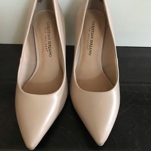 Beige pointy pumps